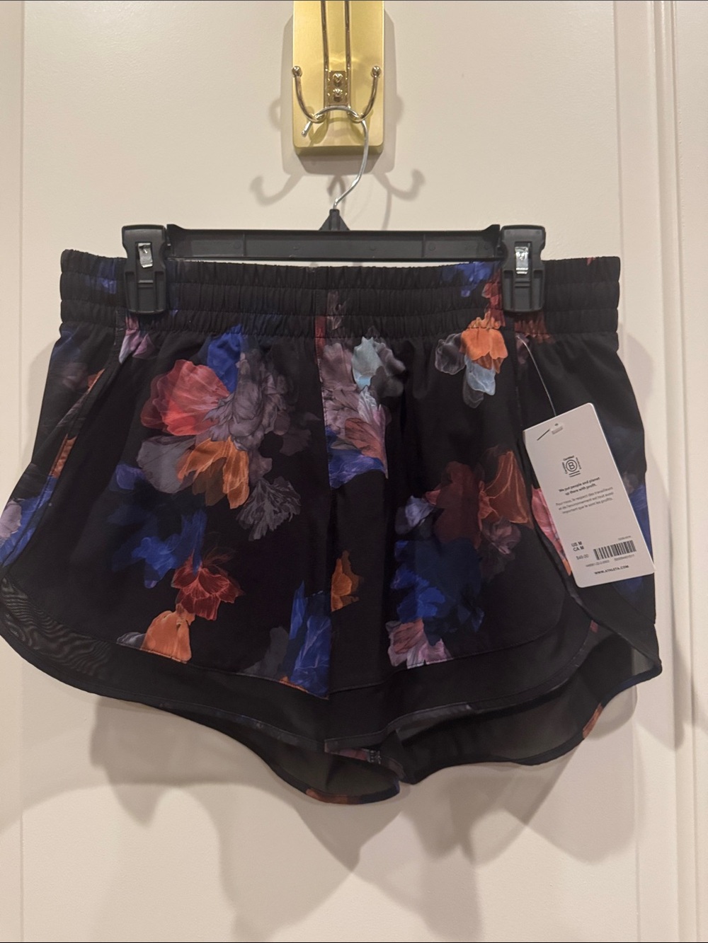 Athleta Mesh Racer Run Mid Rise Short Sz M - Picture 2 of 6